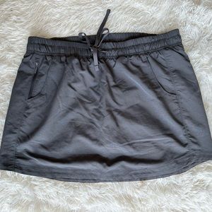 The North Face gray skort with pockets! Size L.